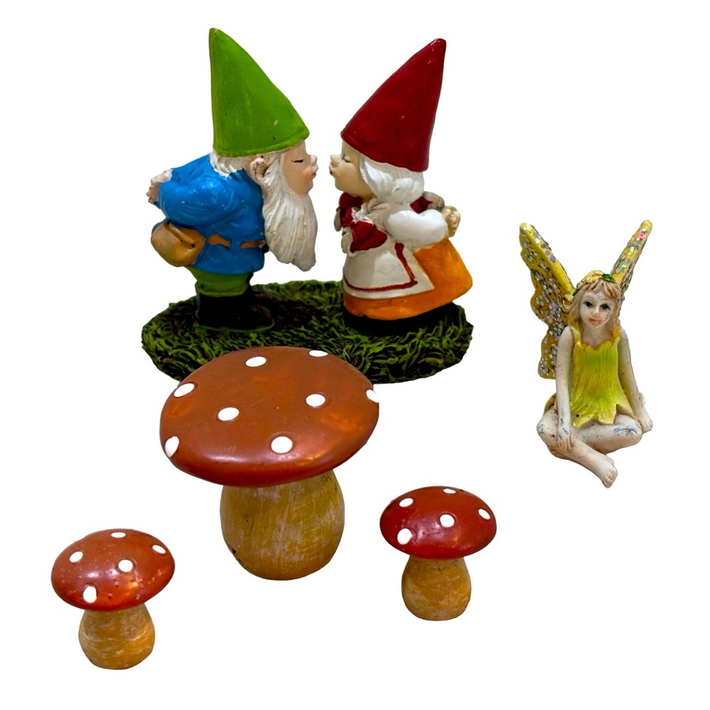 Miniature Minis, Fairy &‎ Kissing Gnomes Set with Mushroom Furniture